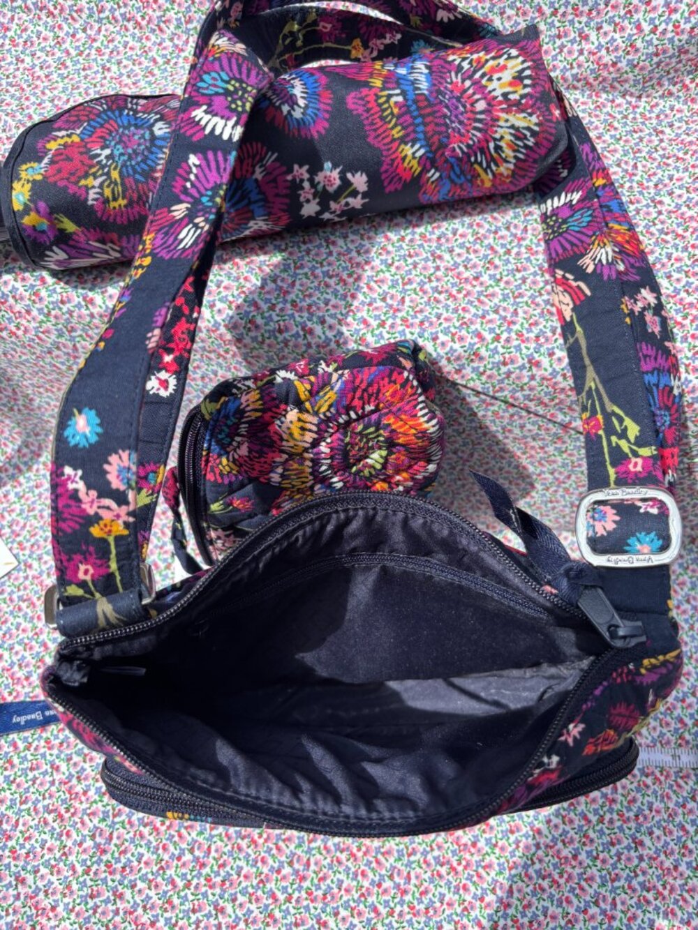 Vera Bradley Set - Shoulder Bag, Umbrella, Petite Zip Wallet, Mirror Cosmetic - Picture 3 of 6